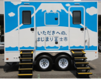 牽引できるトイレトレーラーの画像