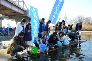 さけの稚魚放流 サムネイル