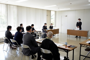 会議の冒頭であいさつをする村山町長