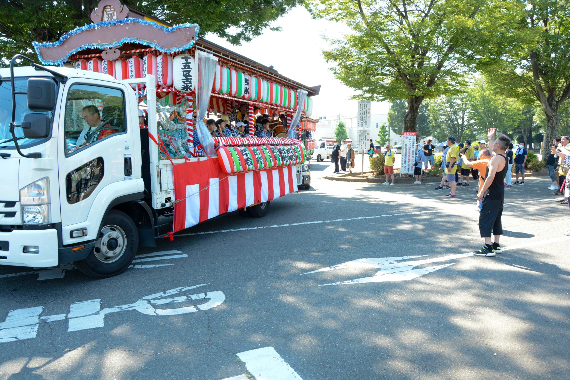 山車の出発式の様子
