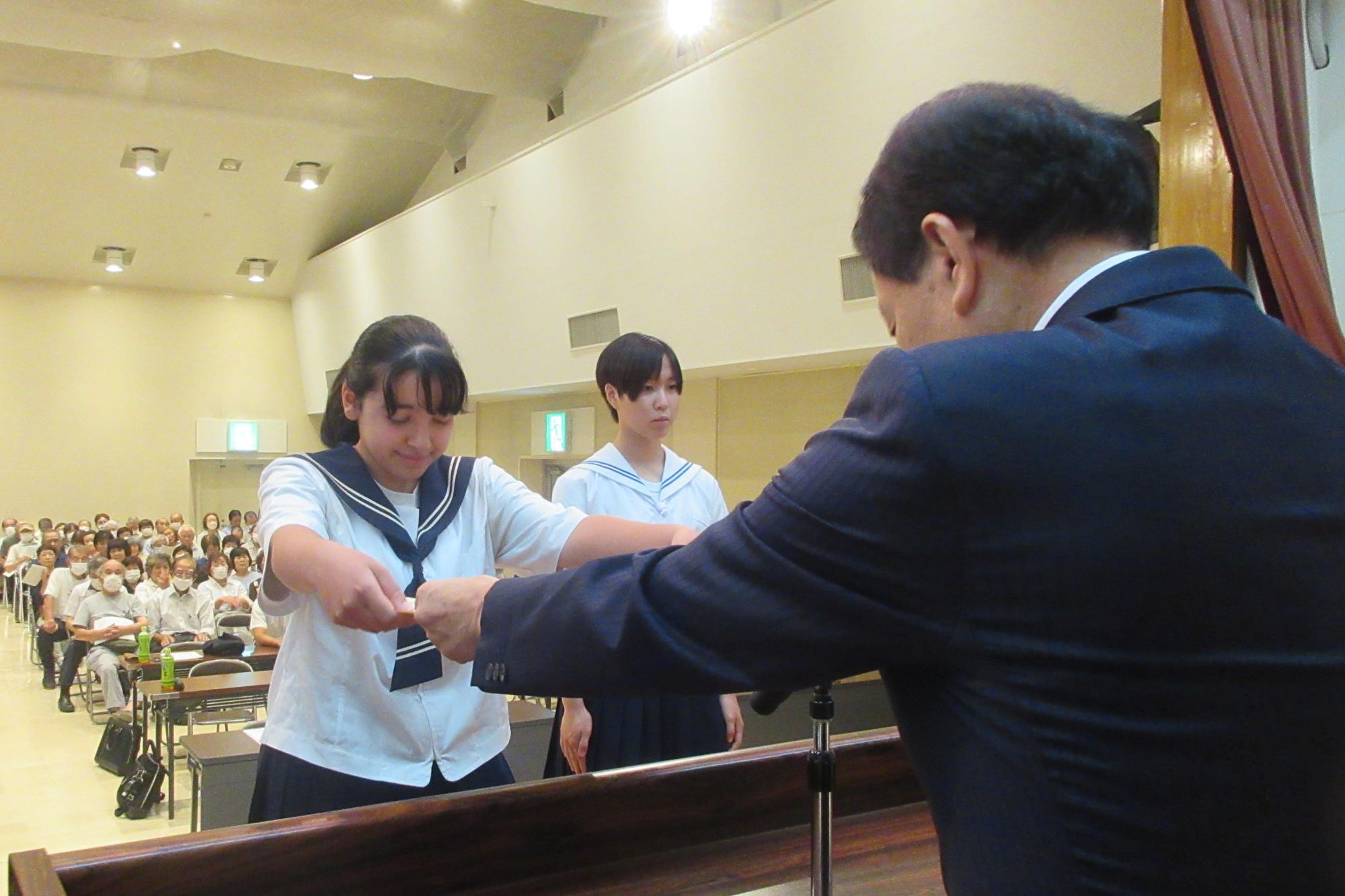 優秀賞の上江州ソフィアさんの受賞の様子