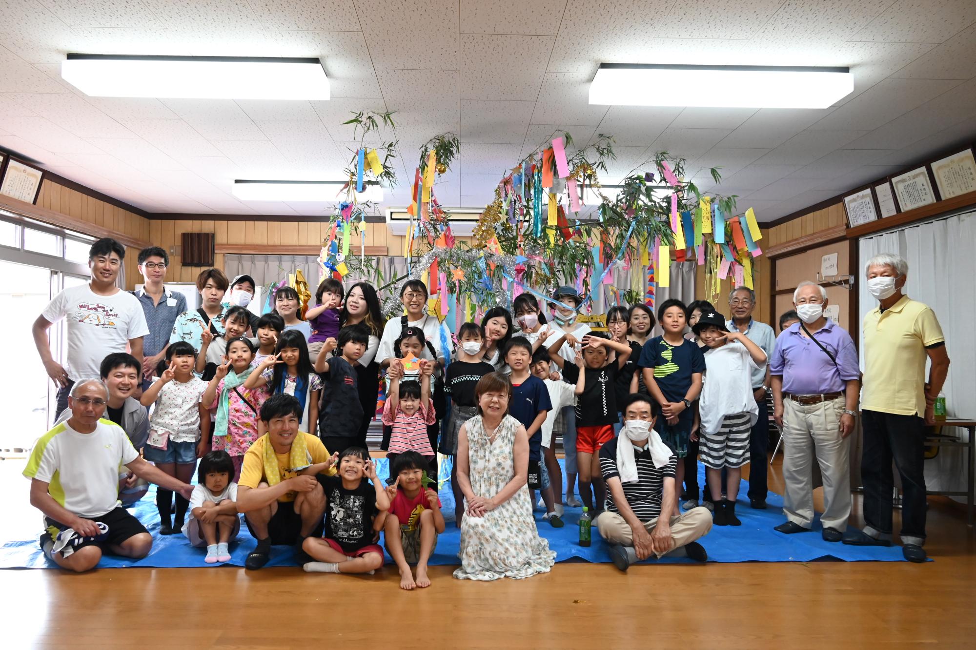 第5区の皆さんと七夕飾り