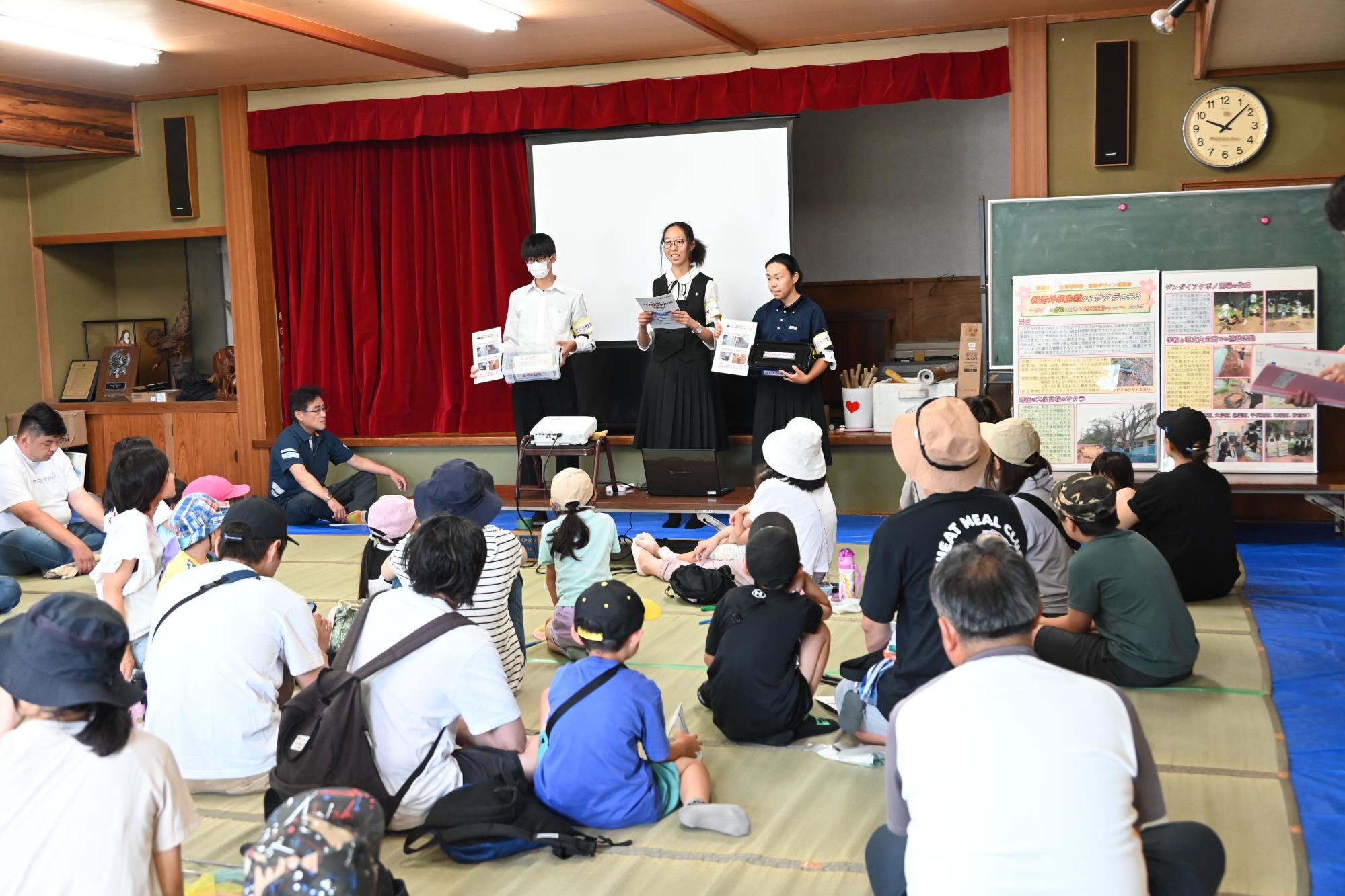 大泉高等学校の生徒の皆さんが説明する様子