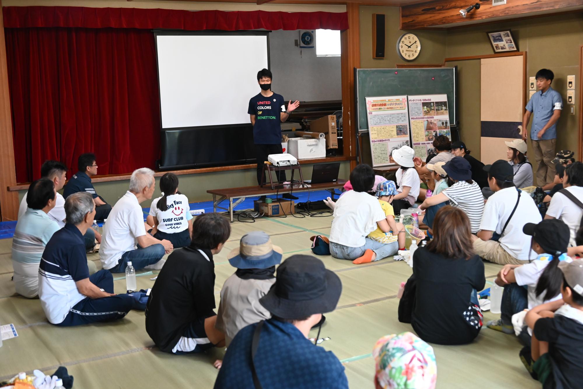 市立太田高等学校の生徒が説明する様子