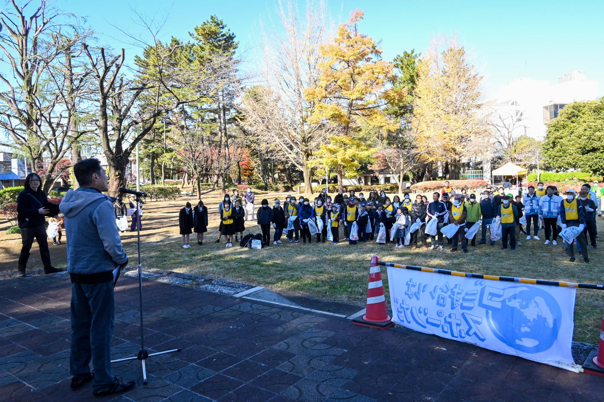 参加者の前で挨拶をする村山町長