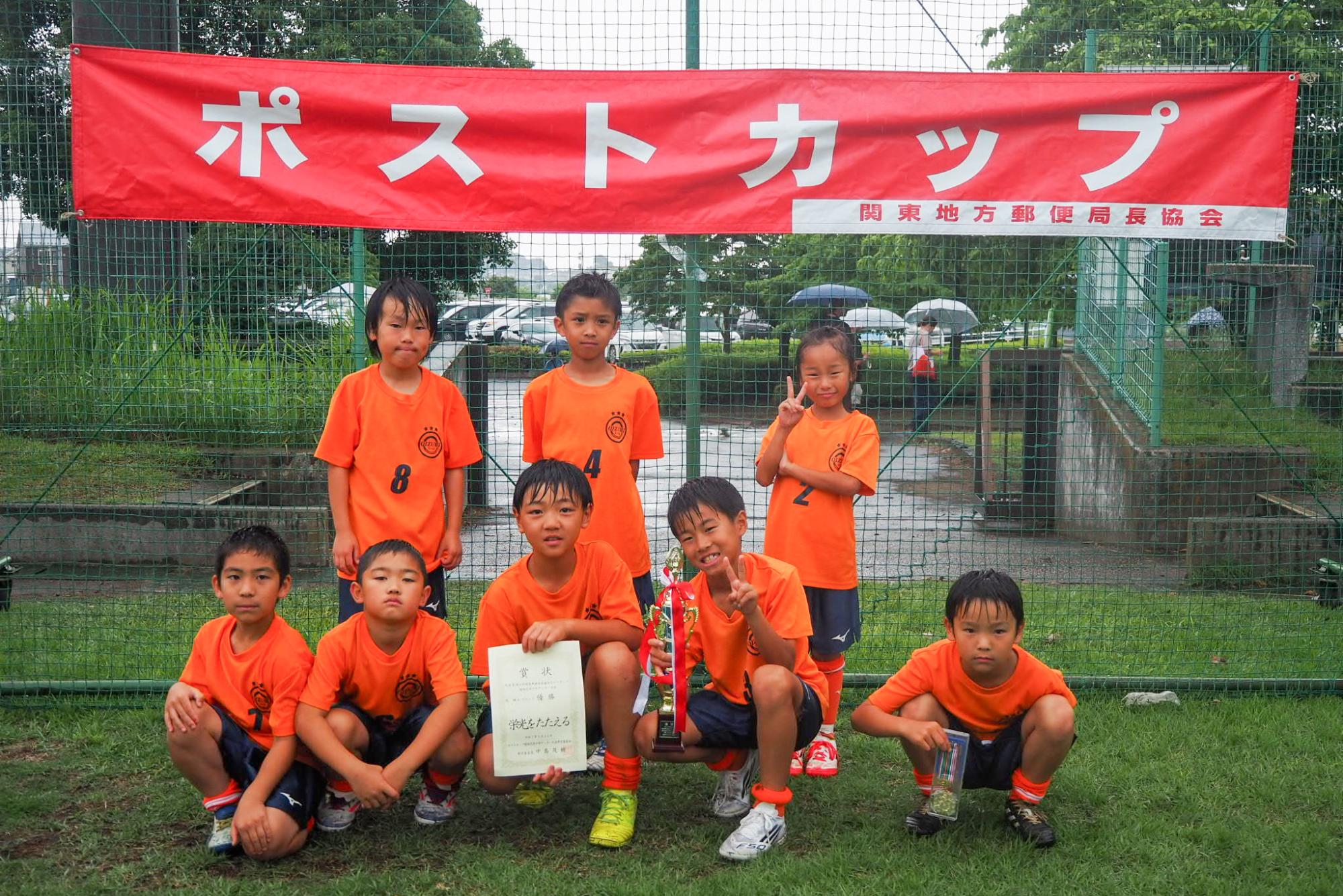 優勝した大泉FCU-12の皆さん　　　　　　　　　　　　　　　　　（提供：大泉吉田郵便局）