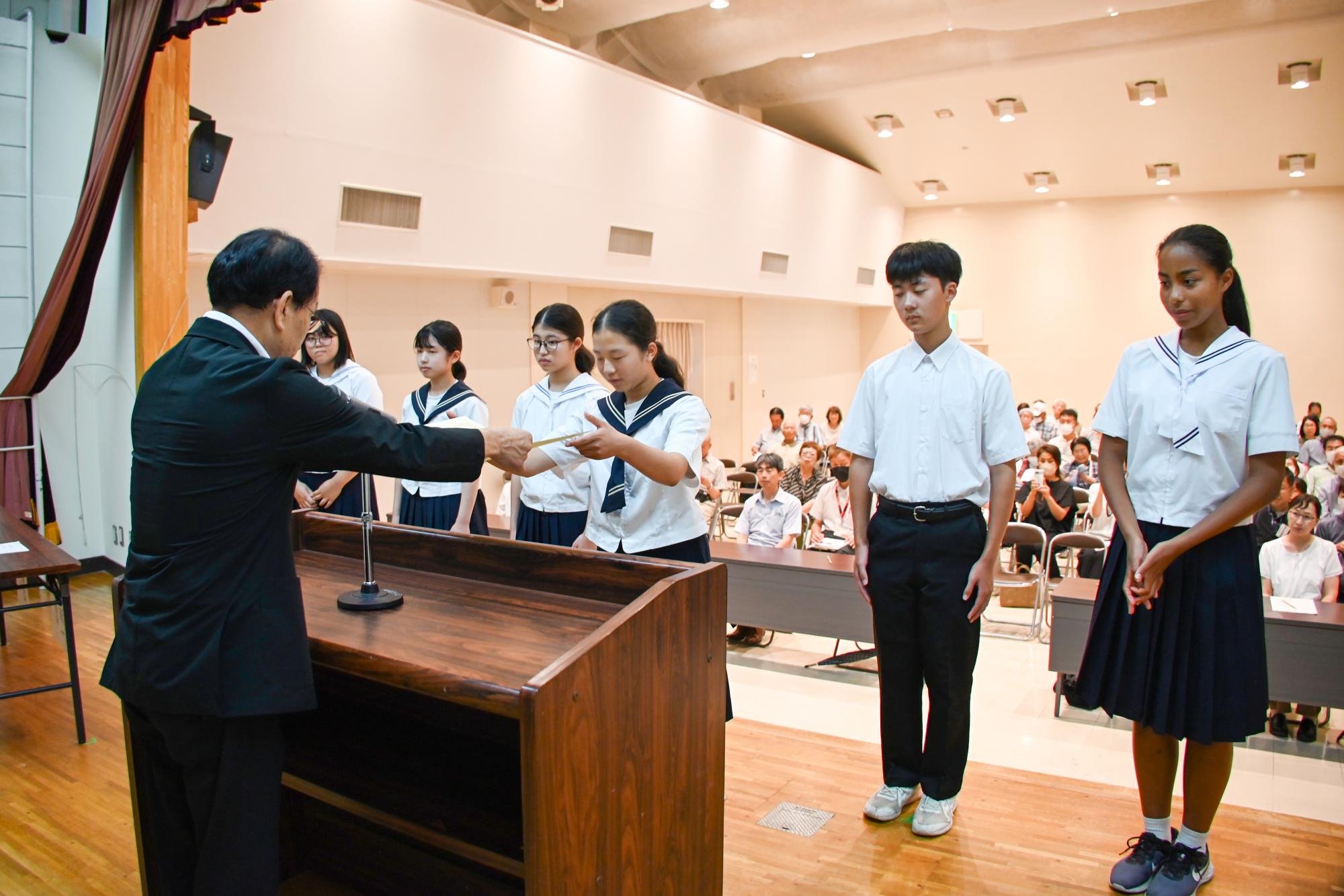福田教育長から賞状の授与