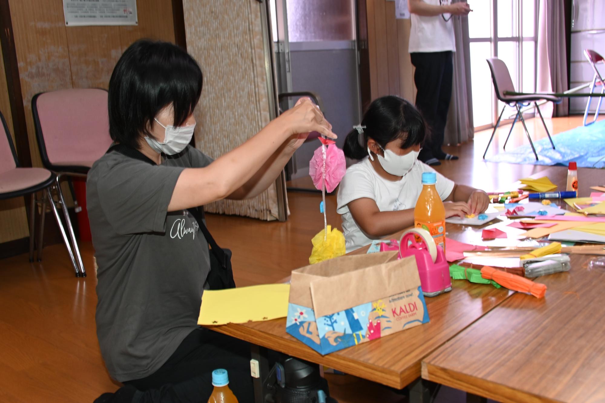 七夕飾りを作る様子
