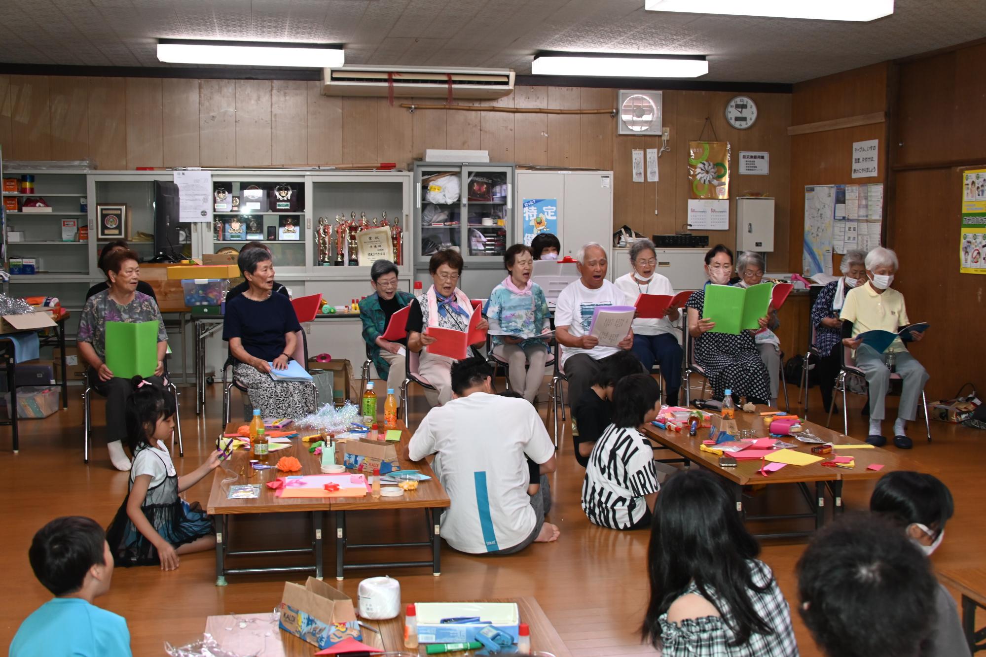 友和会の皆さんによる歌の披露