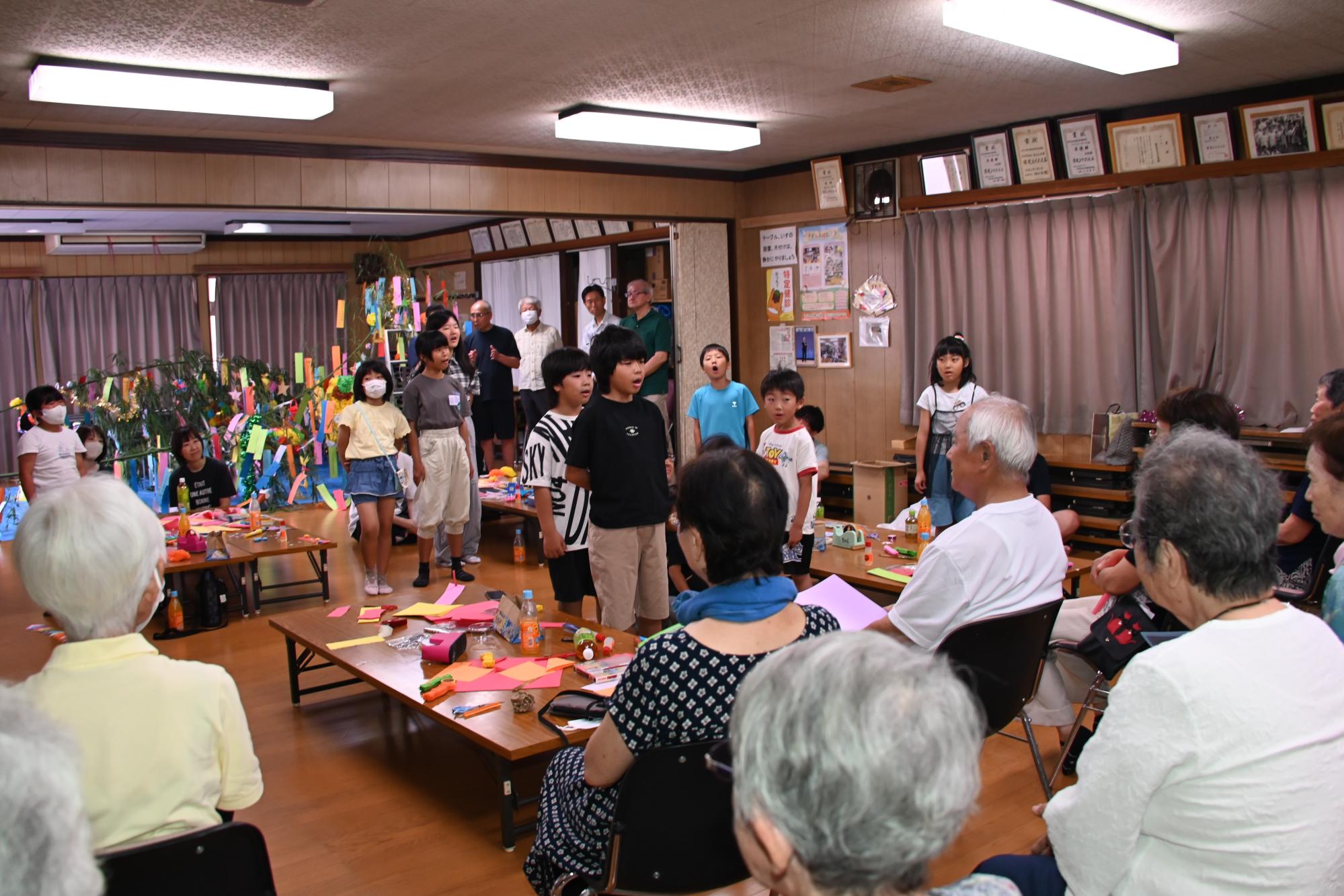 地元の子どもたちによる歌の披露