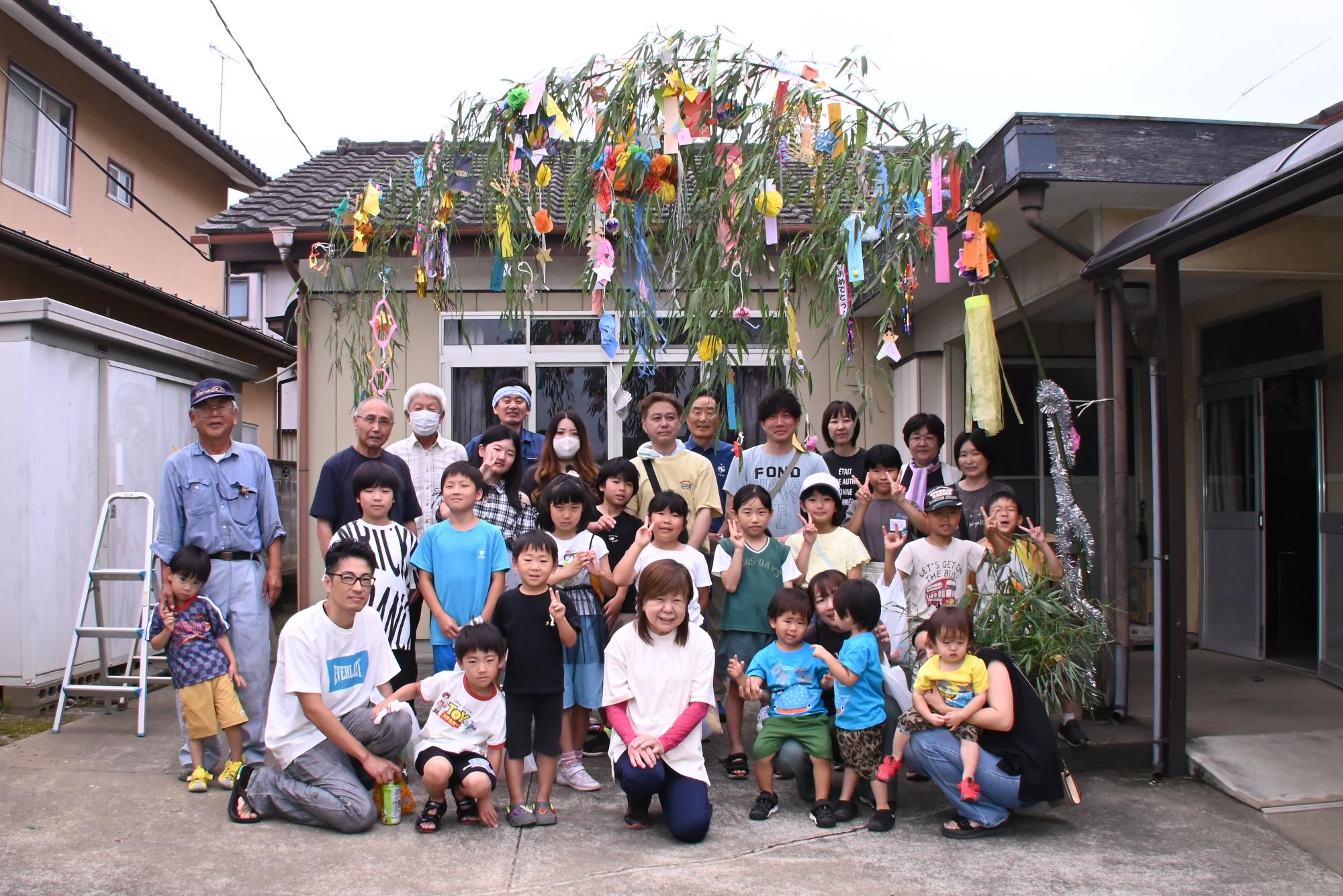 第5区の皆さんと七夕飾り