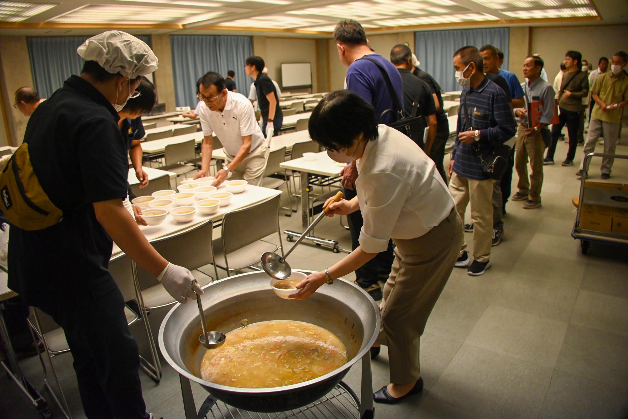 炊き出しの試食