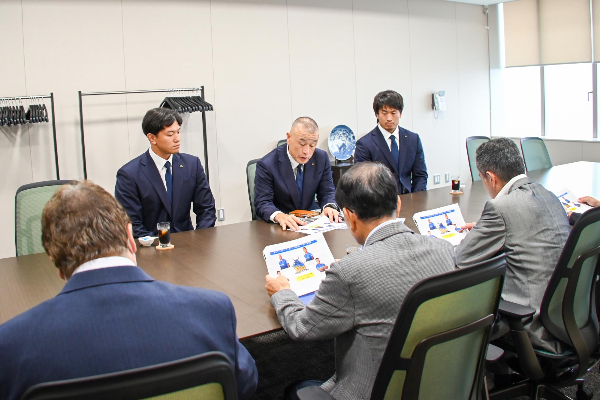 今シーズンの報告と意見交換の様子