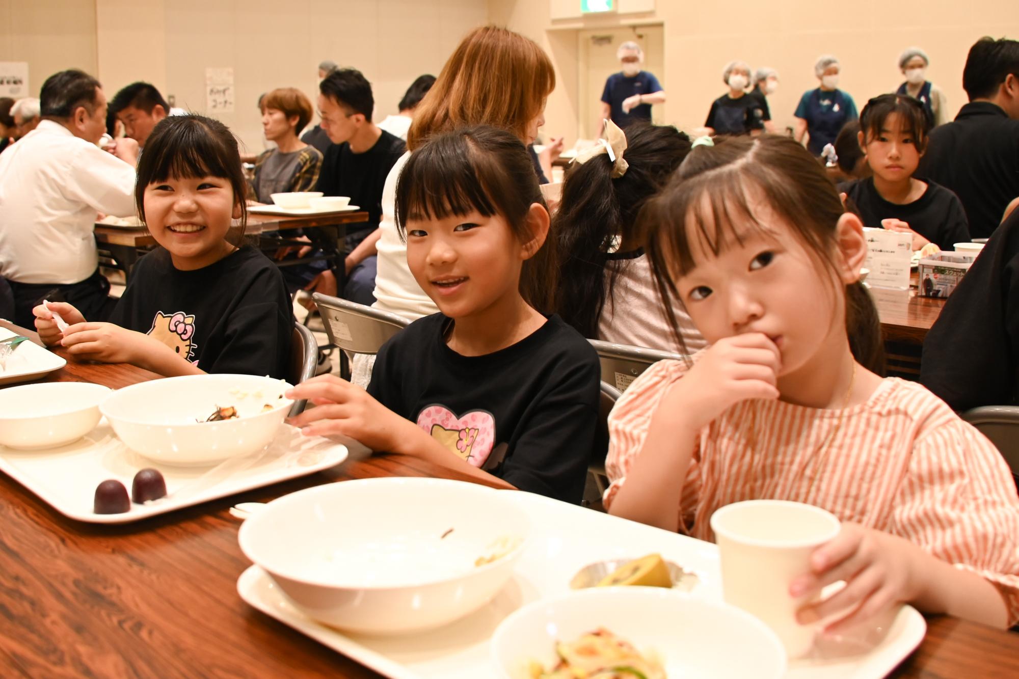 食事を楽しむ子どもたち