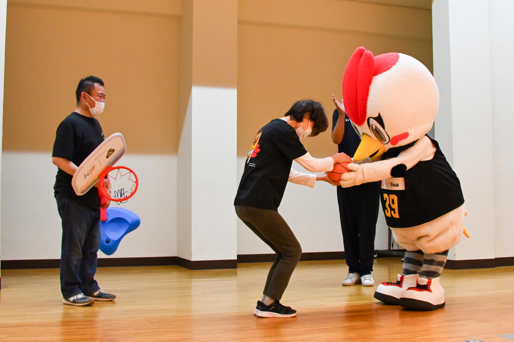 ボールを贈呈するサンダくん