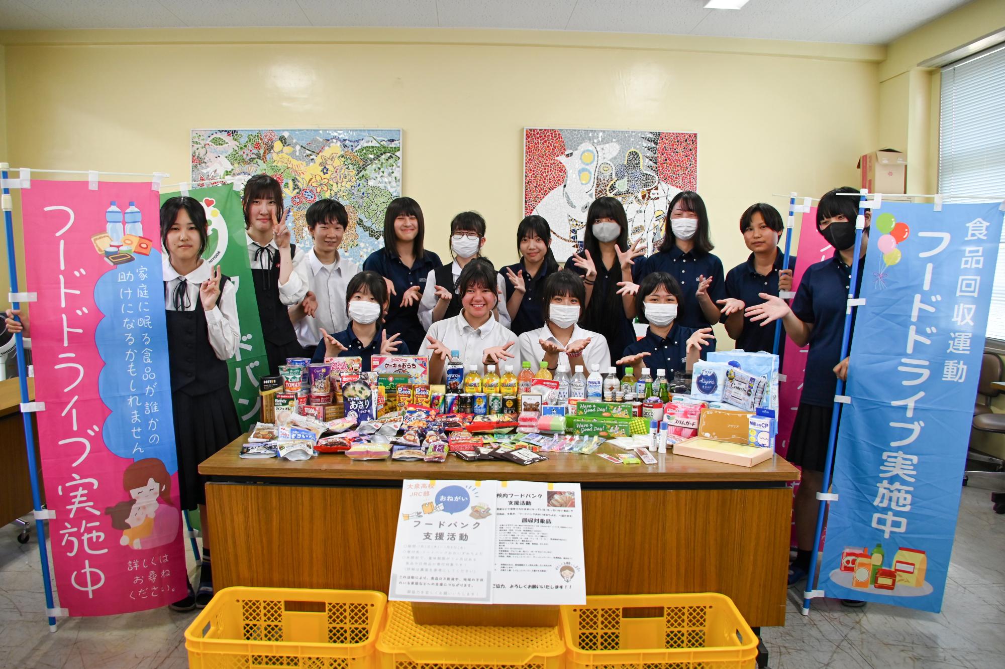 集まった物資と活動に参加した皆さん