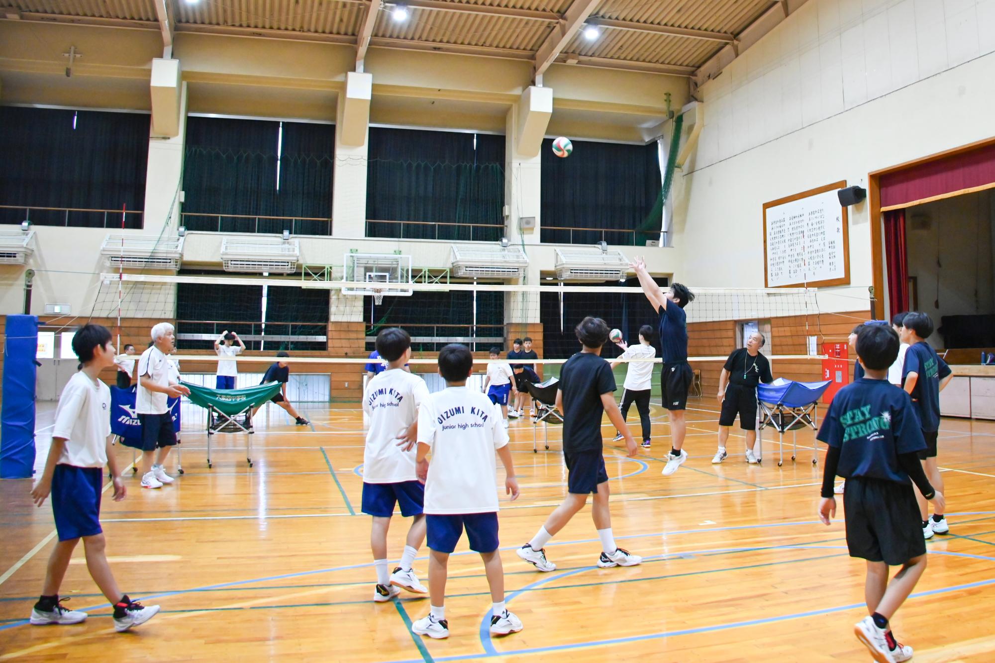 地域クラブ指導員が生徒に指導する様子（男子バレーボール）