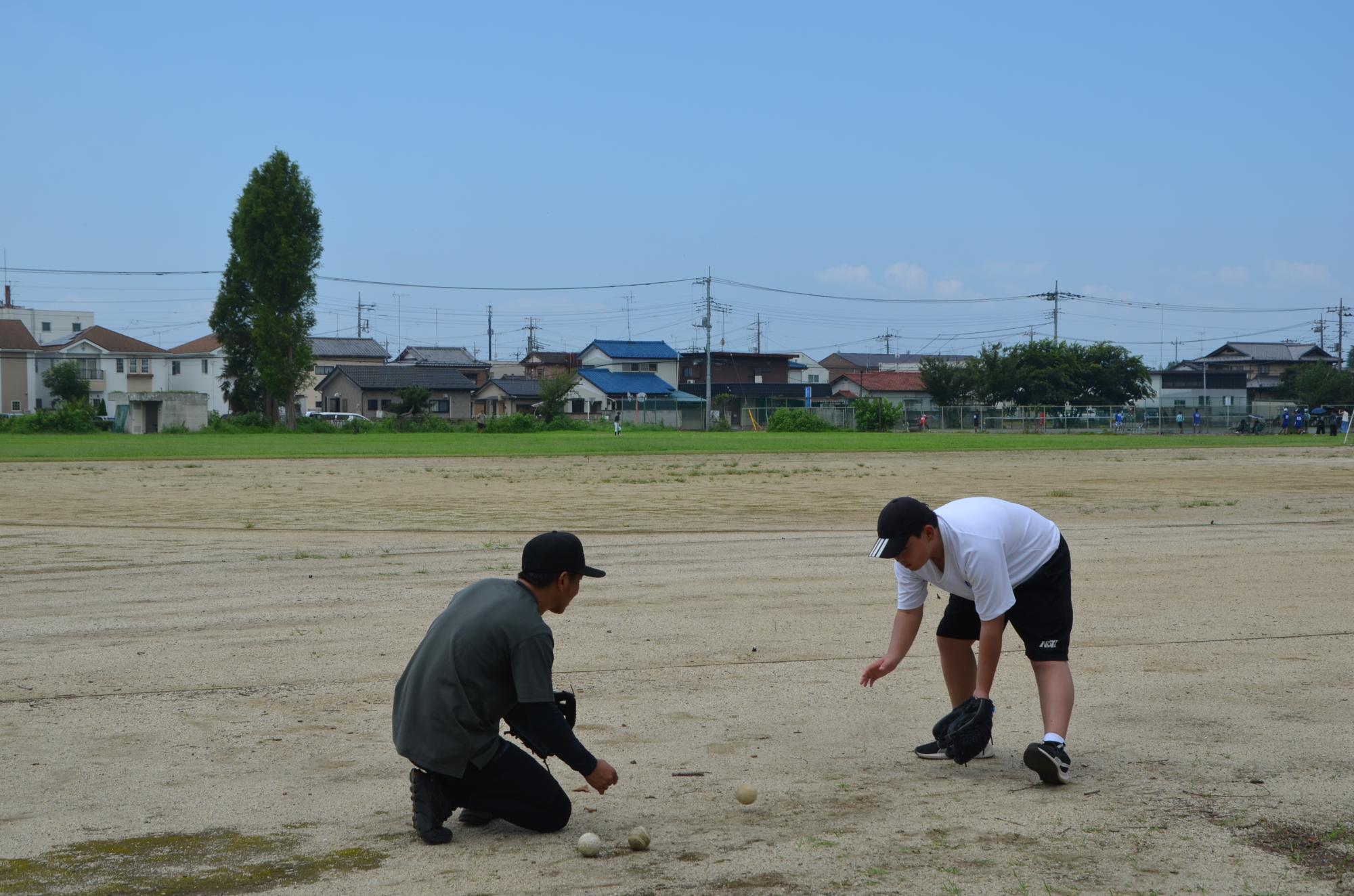 地域クラブ指導員が生徒に指導する様子（軟式野球）