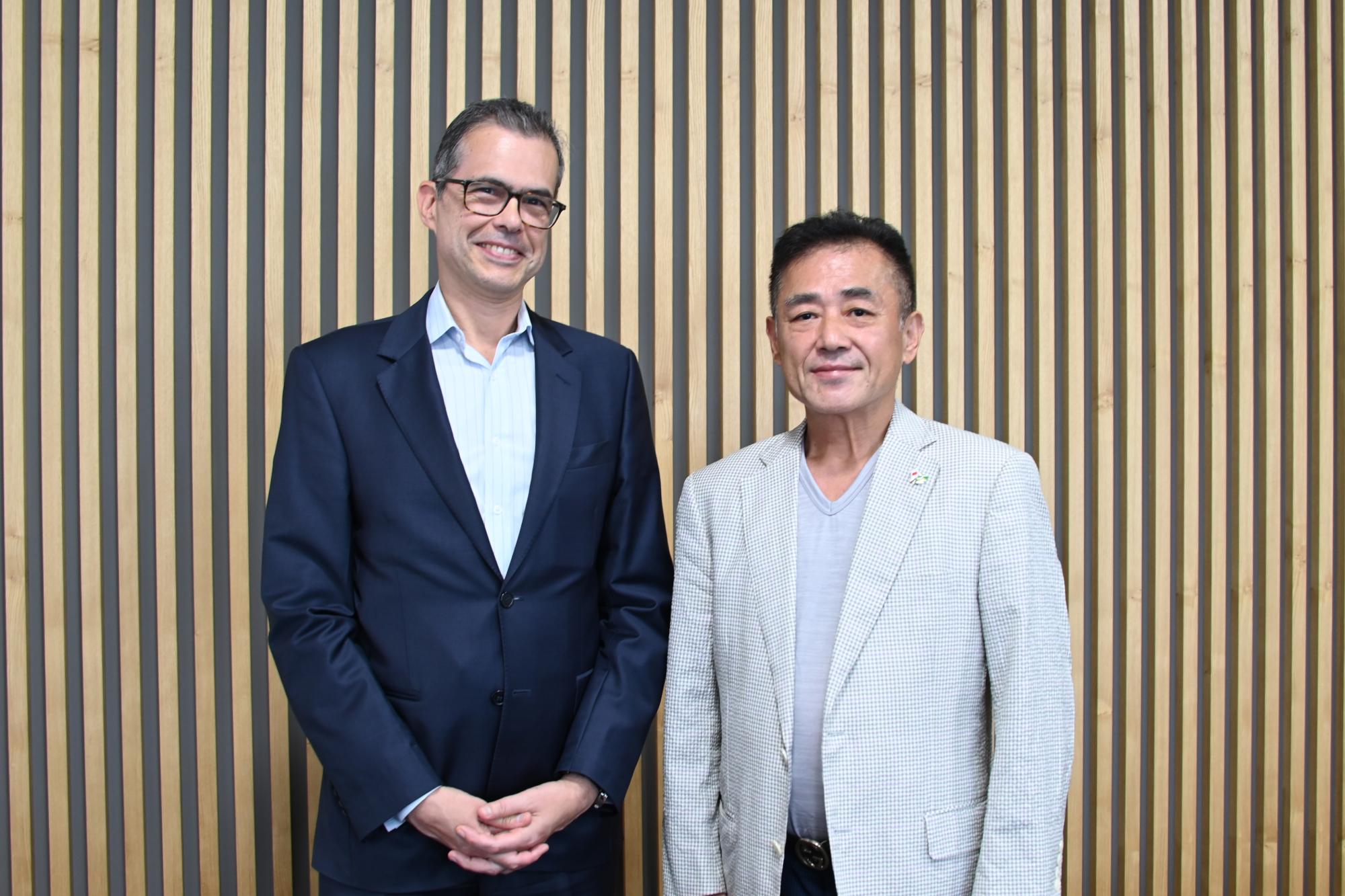 アンドレ・シェルモン・デ・リマ総領事と町長