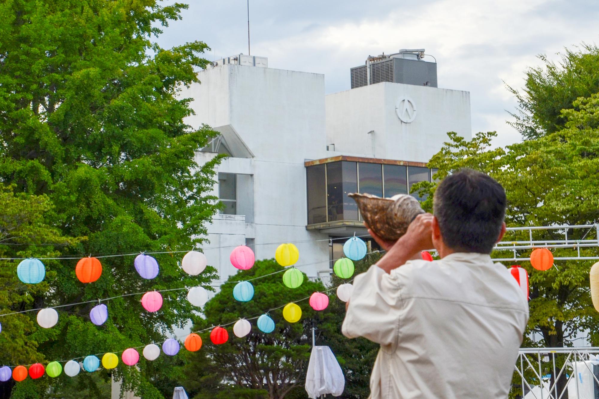 屋外イベント開始の合図をする村山町長