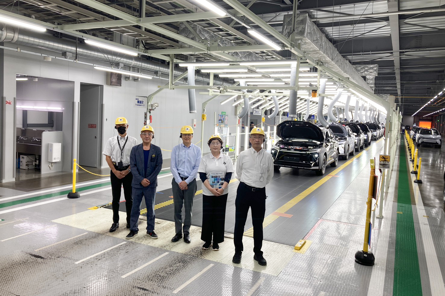 製造ラインを見学する様子