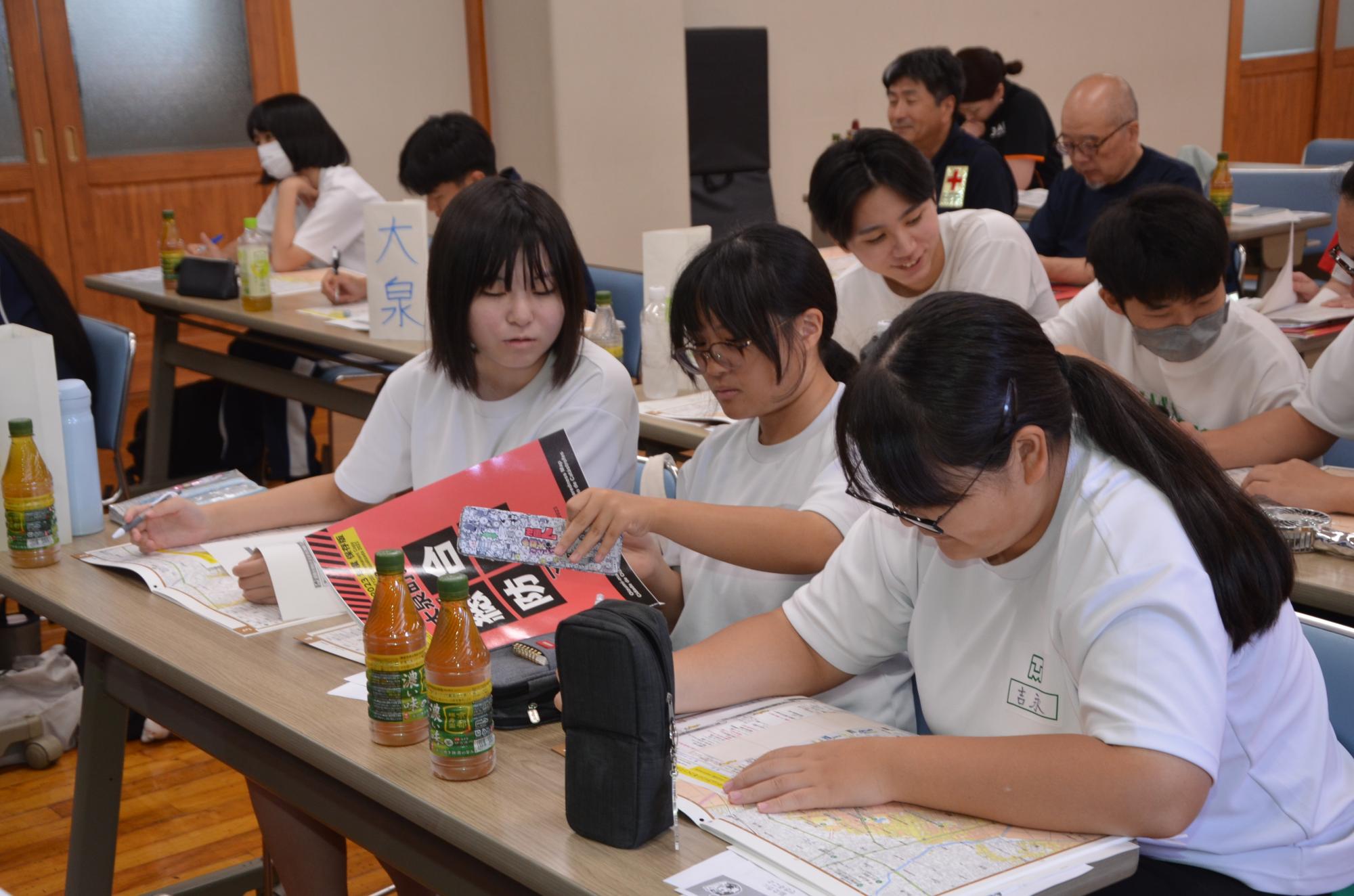 生徒たちがマイ・タイムラインを作成している様子