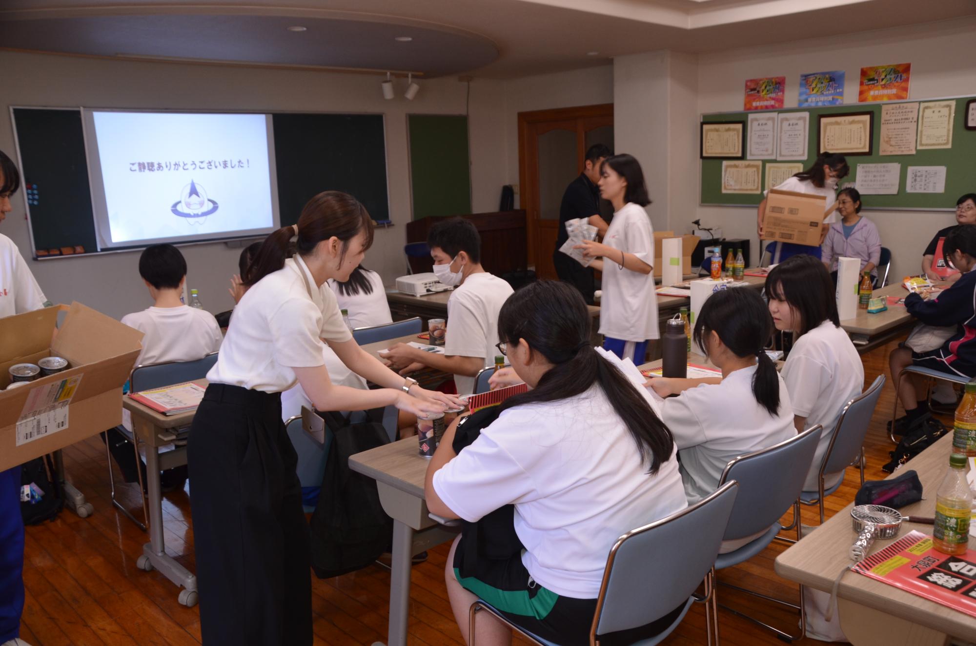 職員が非常食の説明をしている様子