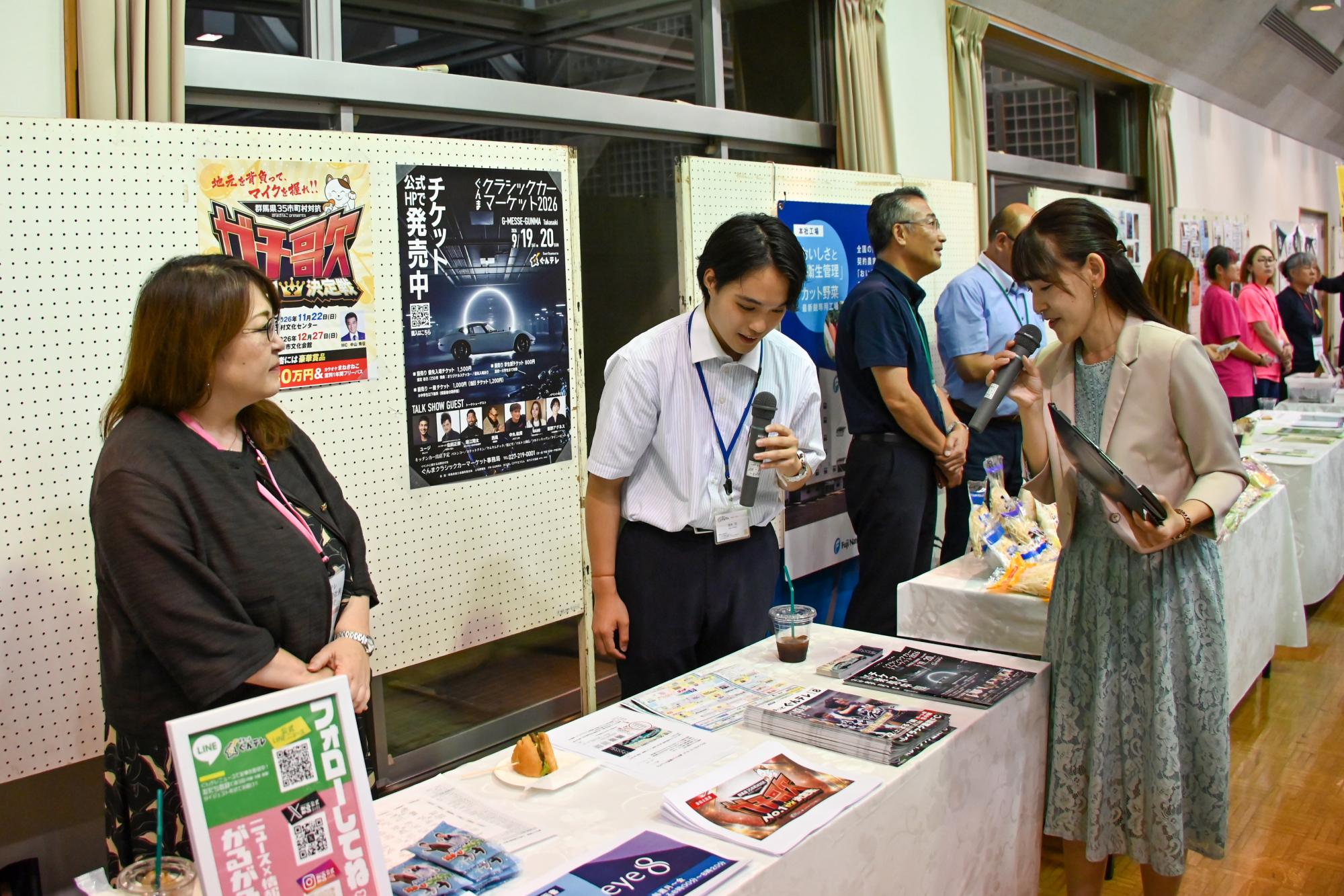 企業PRブースを紹介する様子