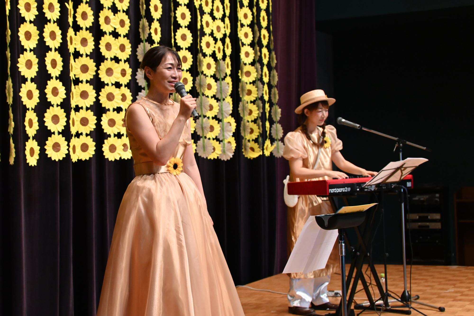 ステージで歌う玉城ちはるさんといわしピクニックさん