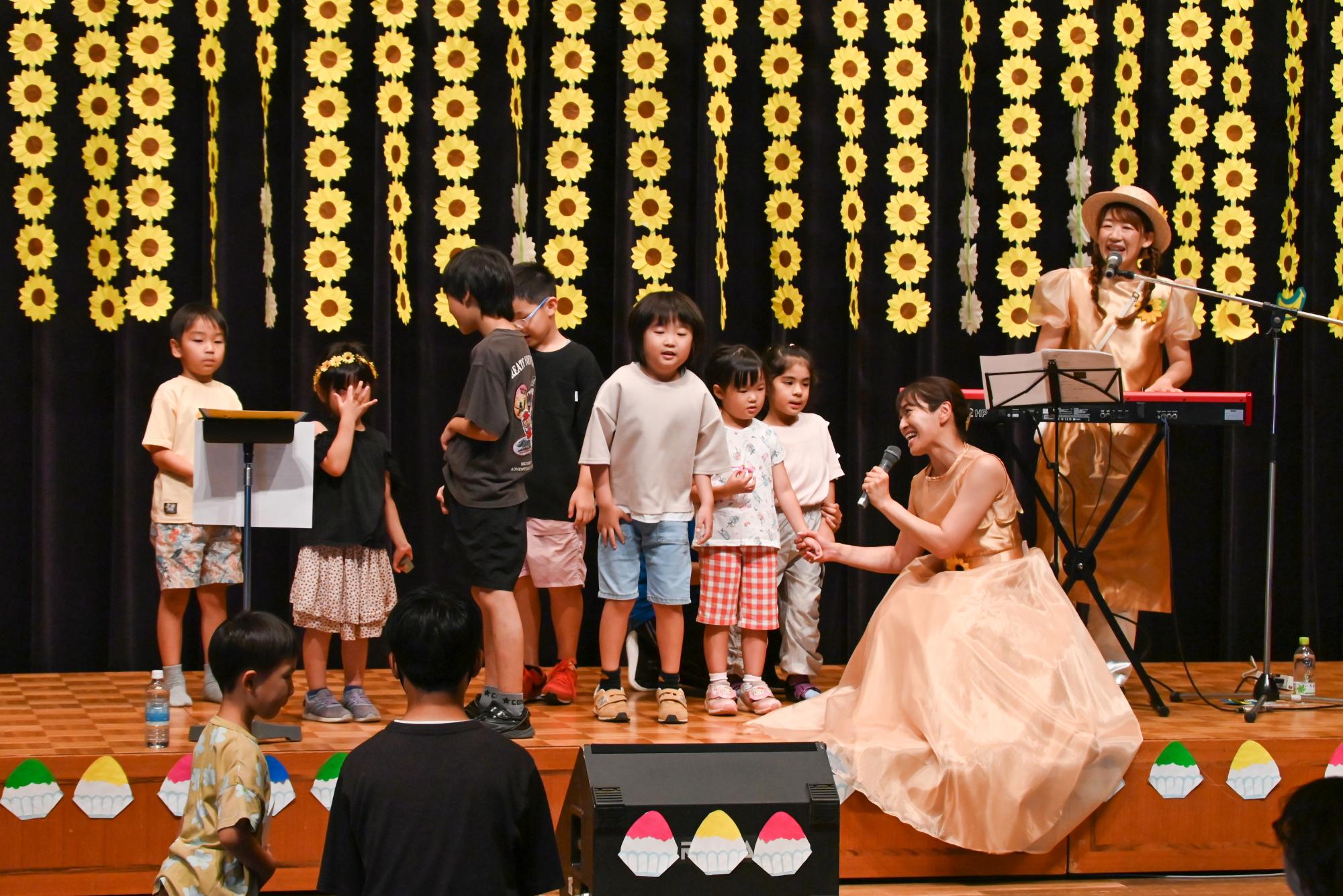 子ども達といっしょに歌う様子