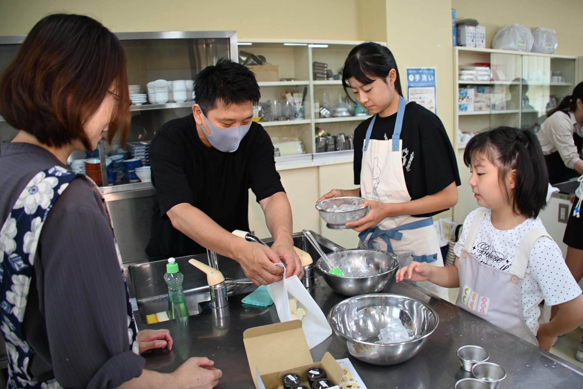 藤春さんがバター作りを指導する様子