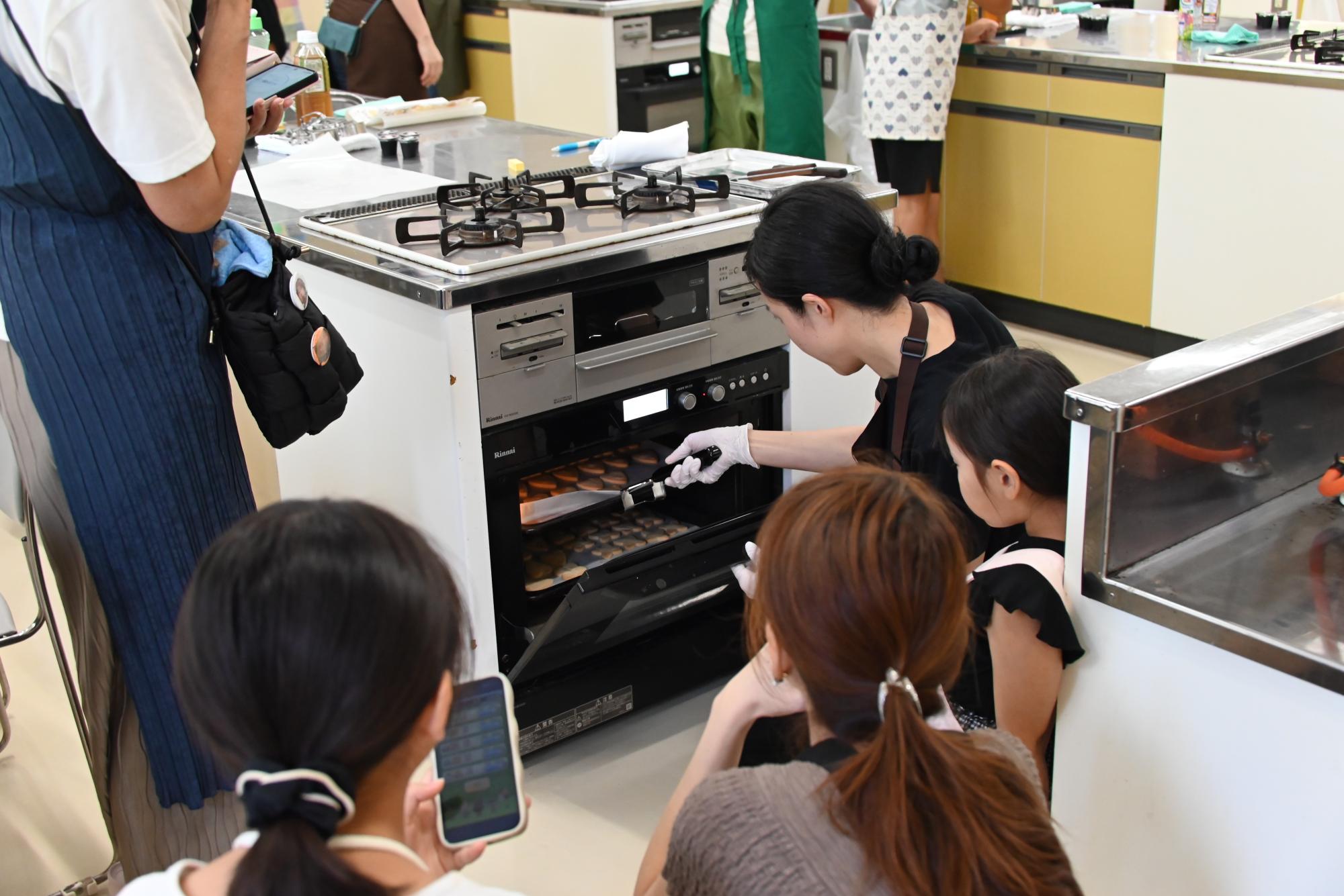クッキーを焼く様子