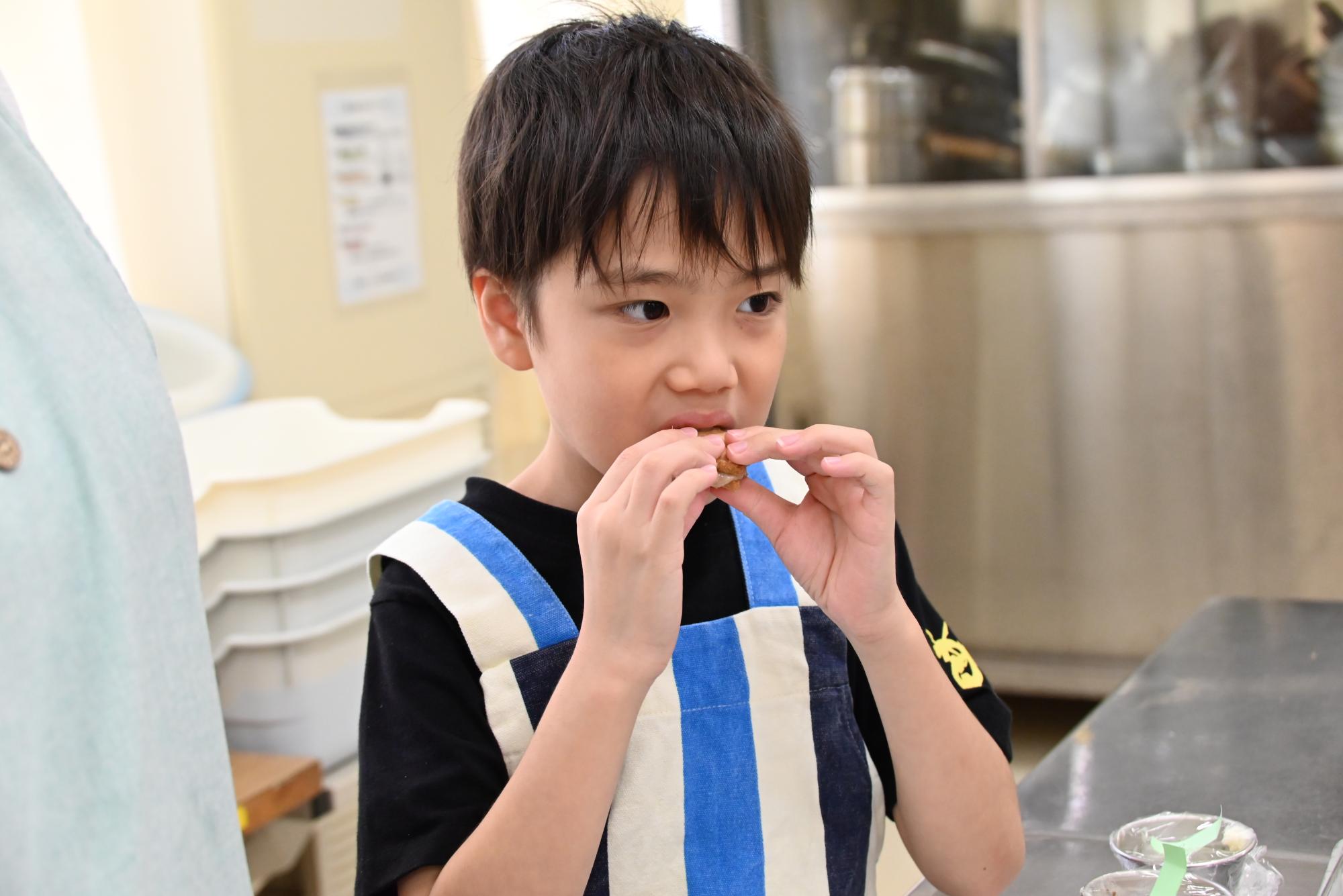 完成したバターサンドクッキーを試食する様子