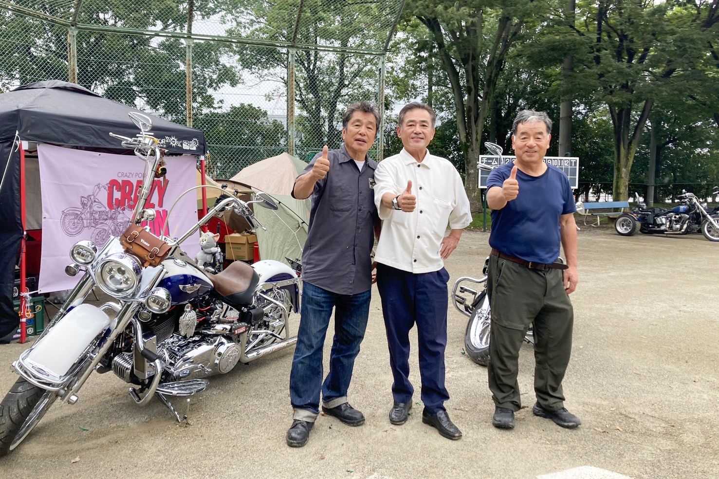 バイクの前で記念撮影をする村山町長とイベント主催の遠藤自動車の皆さん