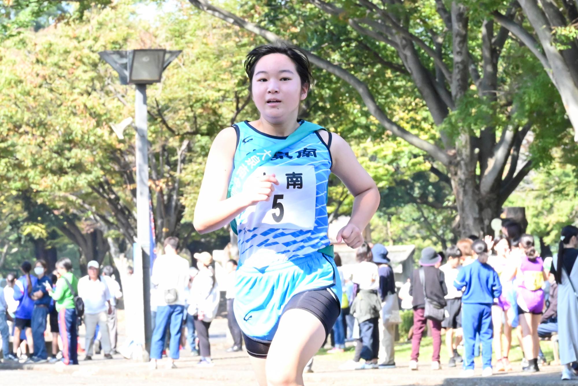 コースを勢いよく駆け抜ける様子