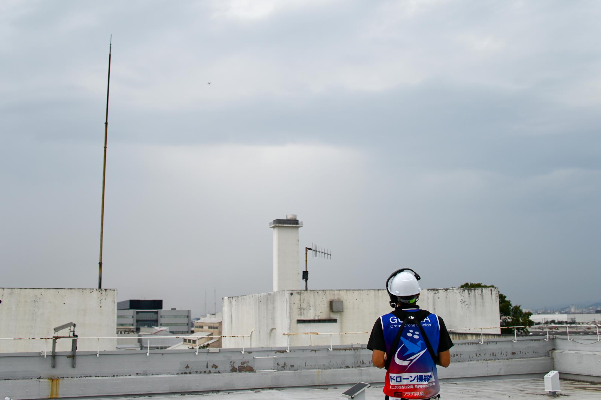 ドローンで空撮する様子