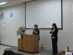 講演会あいさつの様子