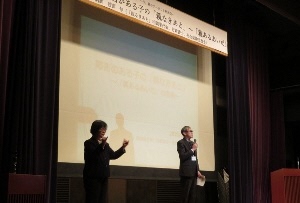 手話通訳を交えて話す講師の様子