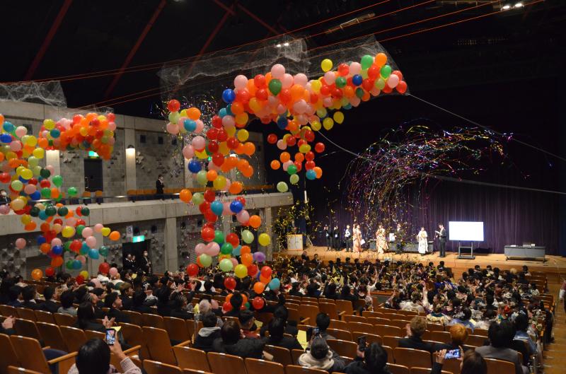 令和7年「20歳を祝う会」のバルーンドロップの画像