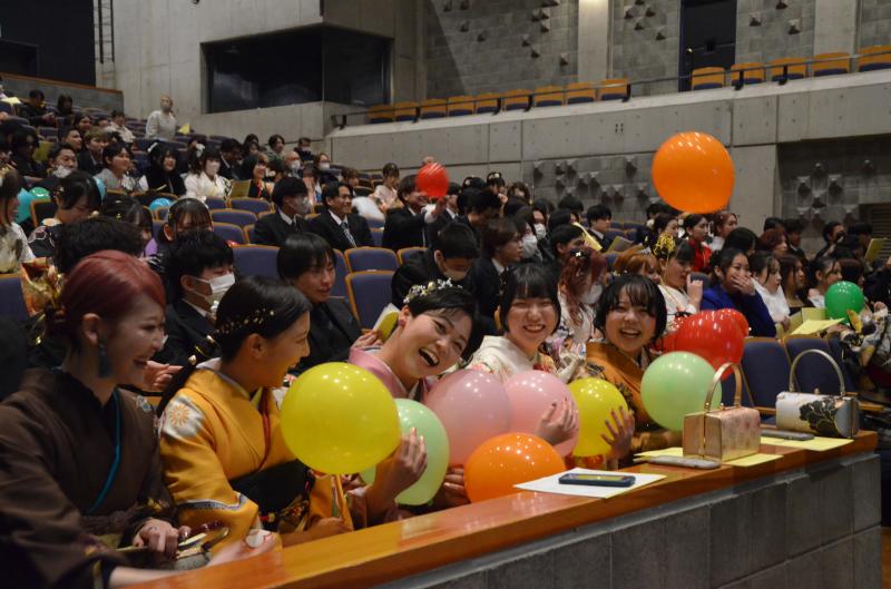 風船を手に笑顔の参加者の画像