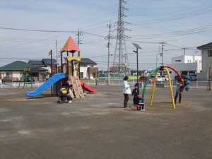 遊具で遊ぶ子どもたちの写真の画像